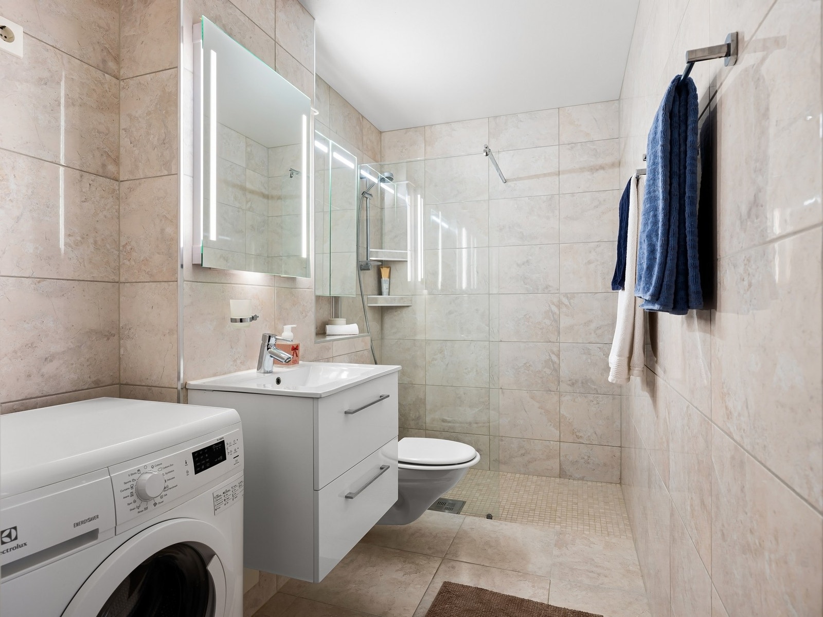 Flislagt baderom varme i gulv og downlights i himling. Galleribilde