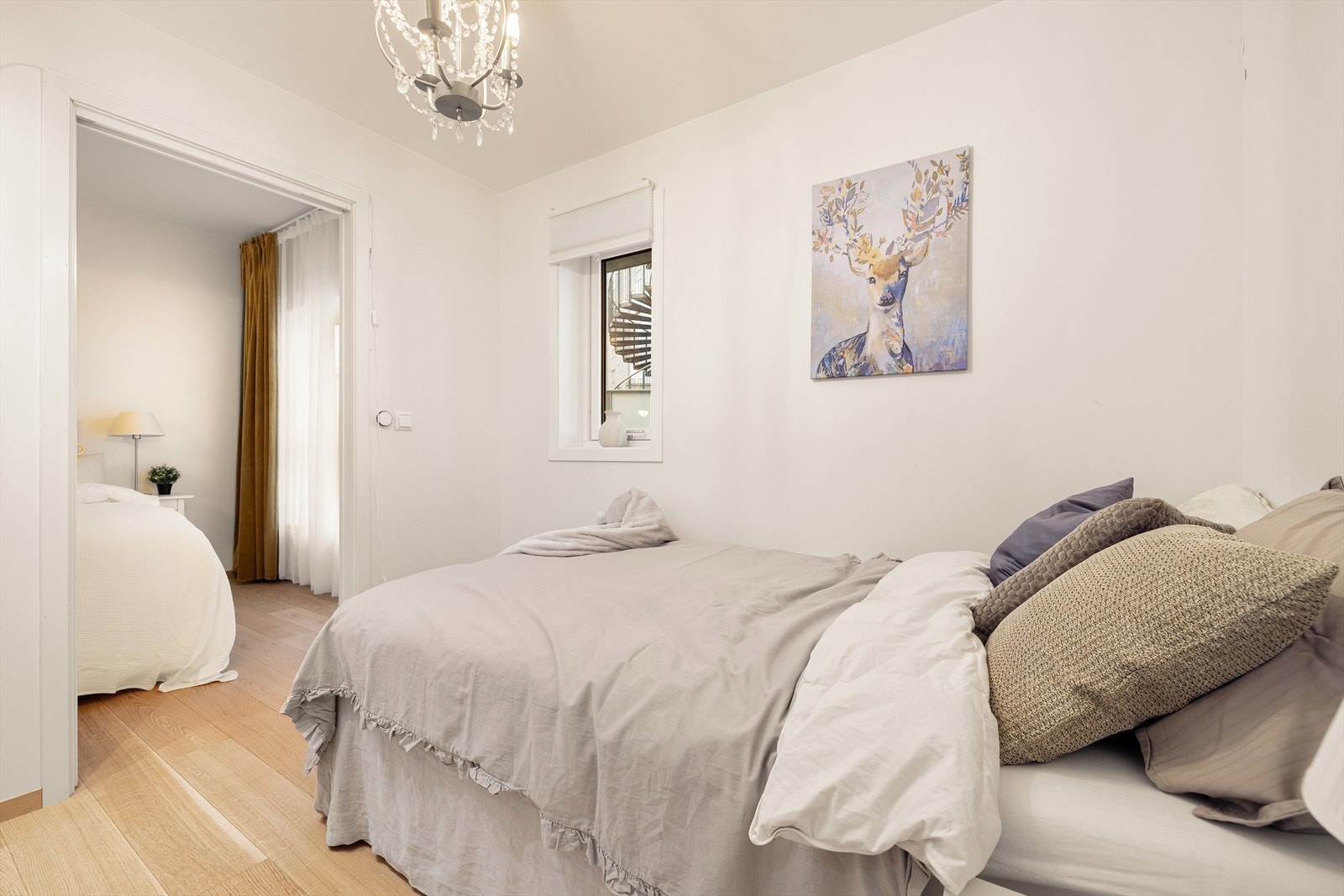 Hovedsoverommet har i tillegg tilkomst til garderoberom med praktisk oppbevaringsplass. Galleribilde