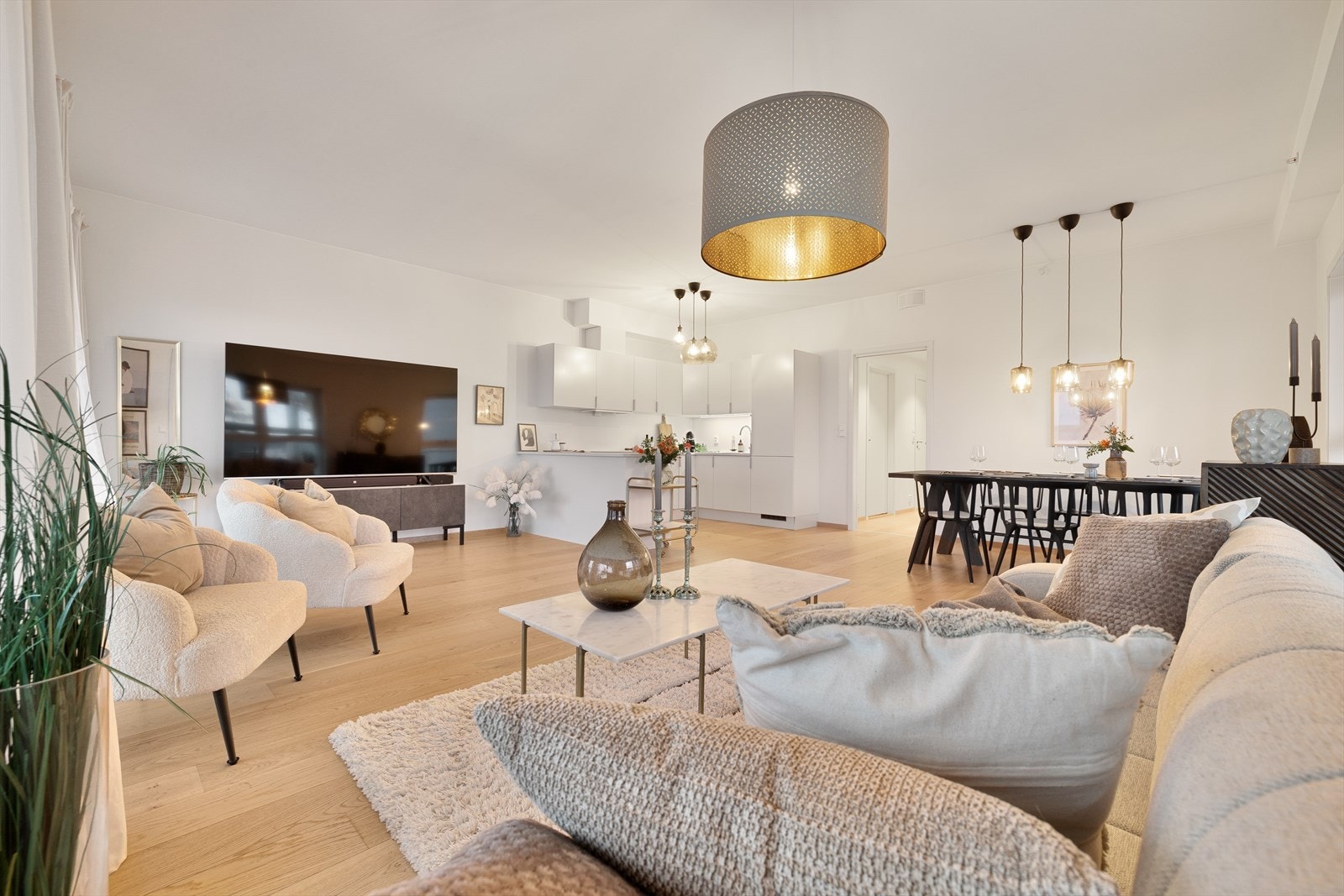 Leiligheten har sentralvarme med viftekonvektor i stuen. Galleribilde