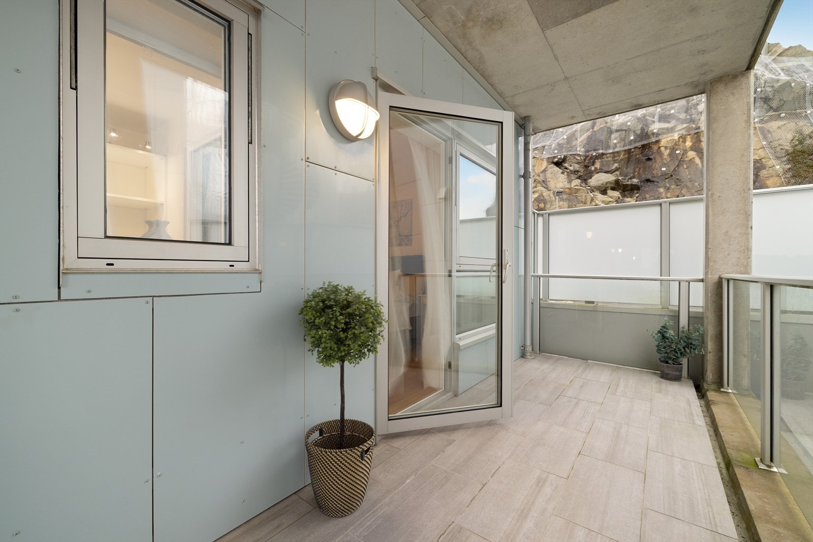 Denne delen av balkongen har tilkomst via den innglassede balkongen, og fra hovedsoverommet. Galleribilde