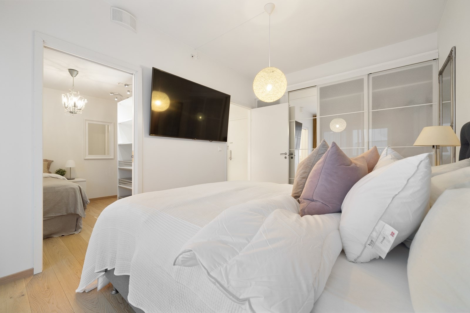 Hovedsoverommet har god plass til dobbeltseng, nattbord og garderobeløsning. Galleribilde