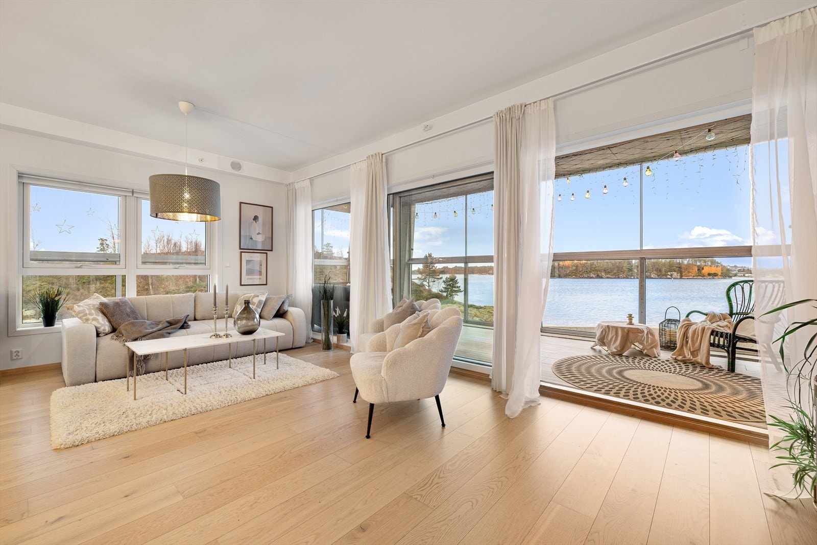 Velkommen inn! Leiligheten har moderne en-stavs parkett på gulv og vegger malt i behagelige og tidsriktige farger. Galleribilde