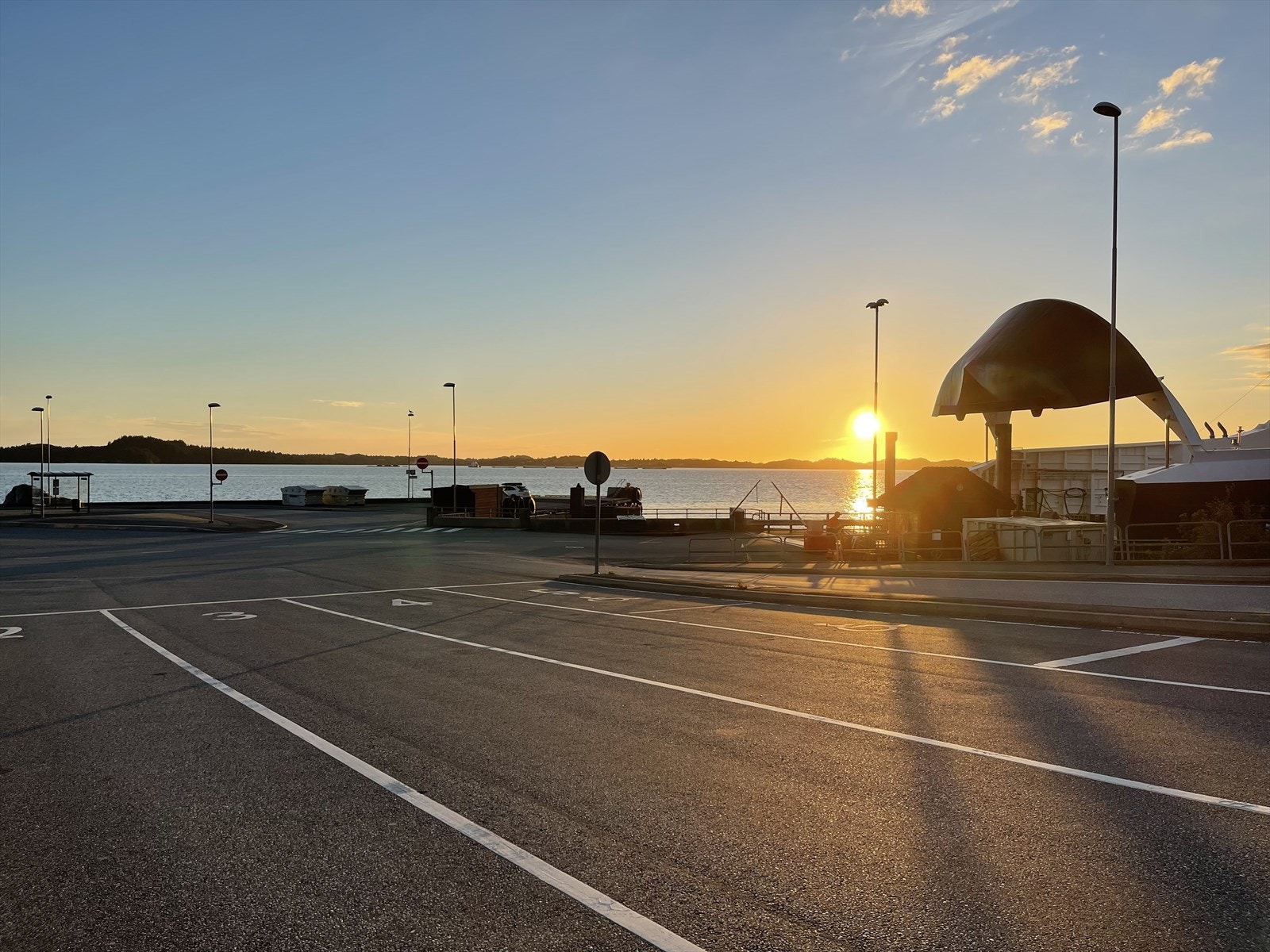 Fra eiendommen er det ca. 7min til Hufthamar Ferjekai hvor fergen tar deg til Krokeide ferjekai på 35 minutter. Galleribilde