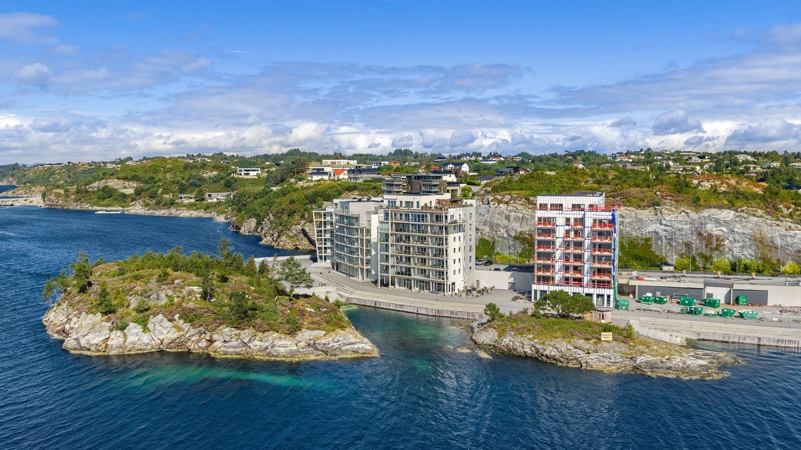 Leiligheten har en svært sentral beliggenhet på Storebø med kort gangavstand til bl.a. skoler, barnehager og dagligvarebutikker - likevel med sjøen som nærmeste nabo! Galleribilde