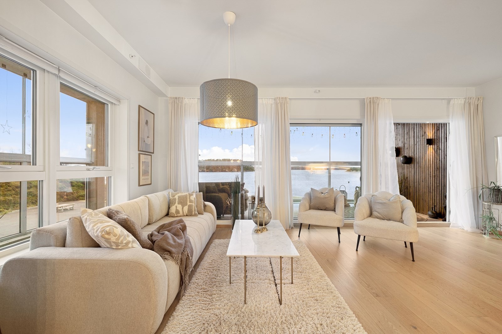 Stuen er stor og innbydende, med god plass til både sofagruppe, spisegruppe og øvrig ønsket møblement. Galleribilde