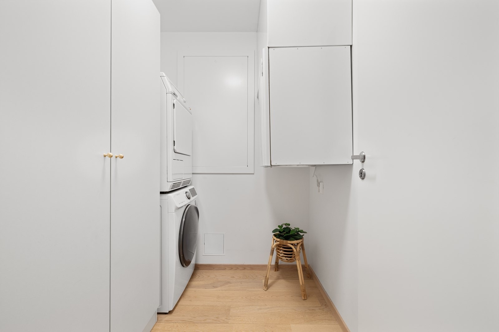 Leiligheten har en praktisk innvendig bod på ca 3,6 m². Her er ventilasjonsaggregatet og rør-i-rør fordelerskapet plassert. Rommet er også utstyrt med opplegg for vaskemaskin/tørketrommel. Galleribilde