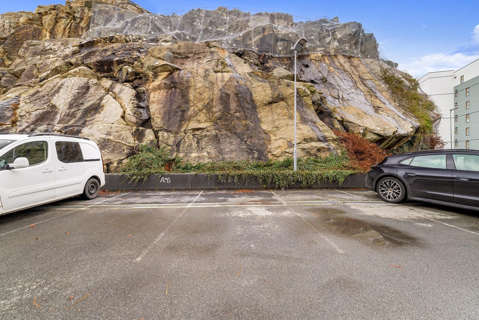 I tillegg medfølger ekstern parkeringsplass rett utenfor byggets inngangsdør. Galleribilde