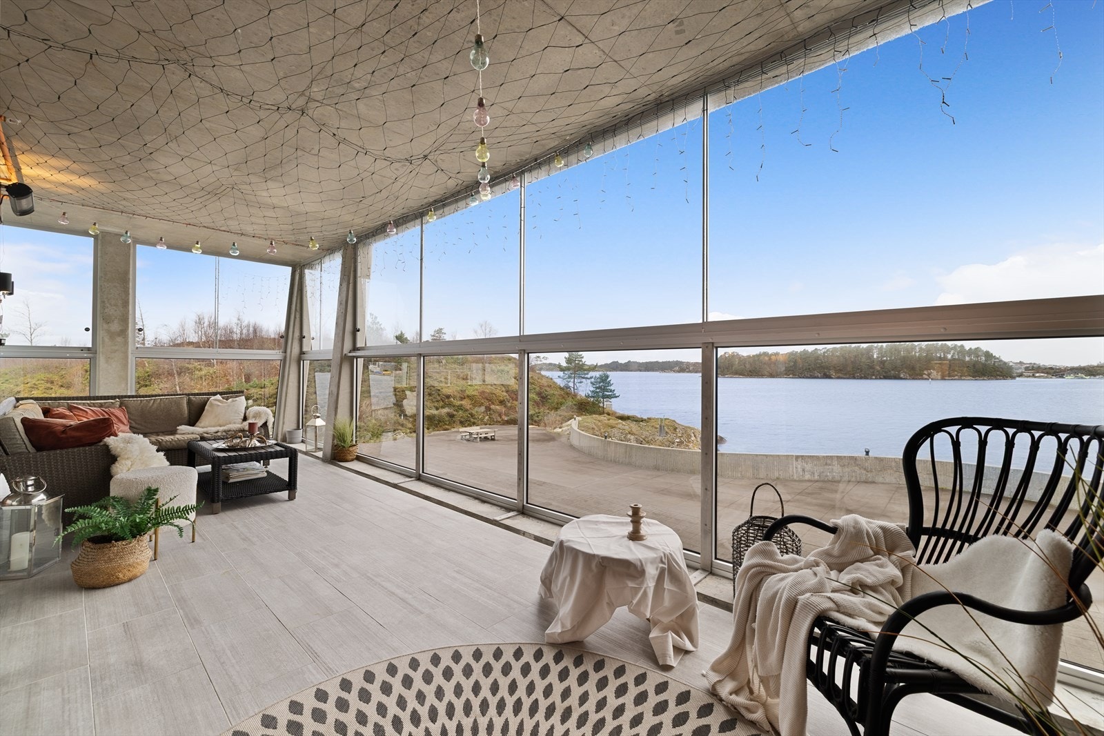 Herfra nyter man nydelig sjøutsikt, samt svært gode solforhold. Galleribilde