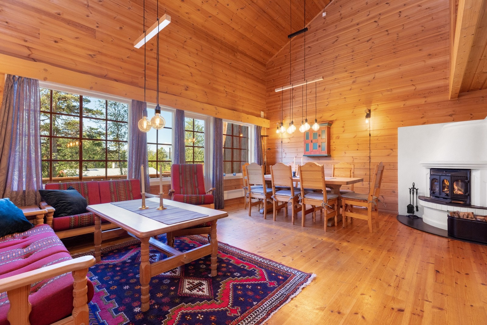 Stuen har trehvite overflater. Takhøyden bidrar til en god romfølelse Galleribilde