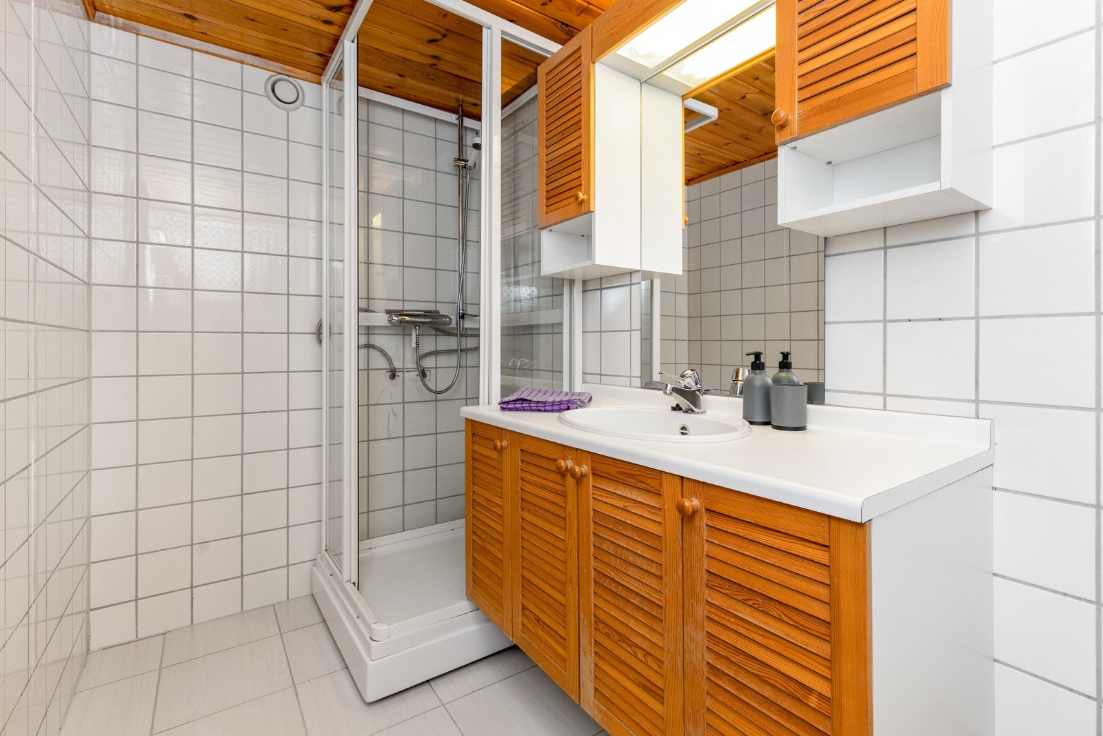 Badet har flislagte overflater på vegg og gulv, varmekabler i gulv Galleribilde