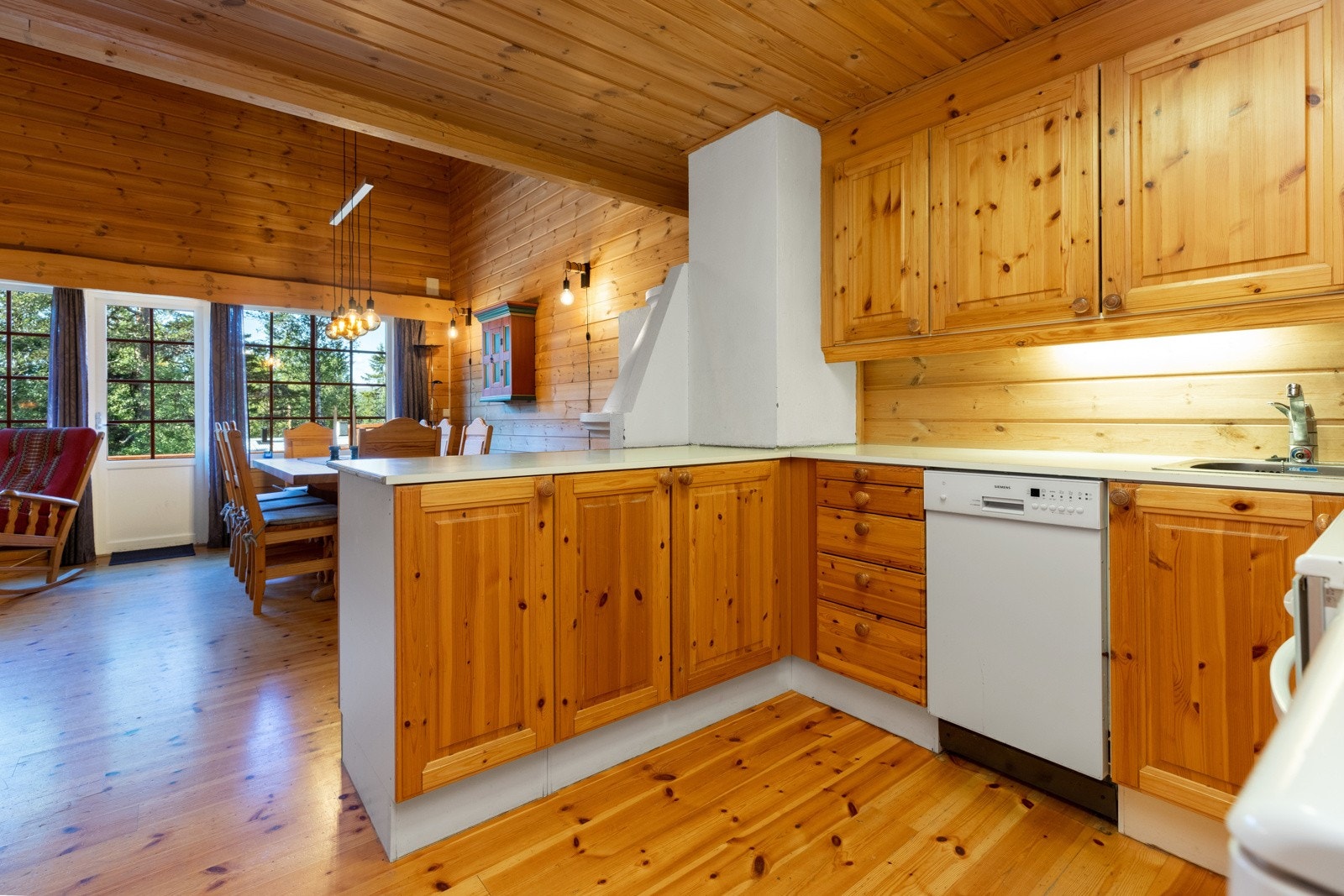 Åpen kjøkkenløsning med trehvit innredning og profilerte fronter Galleribilde