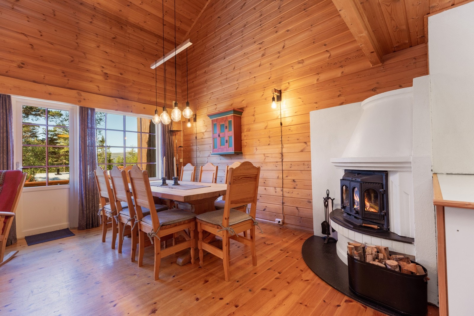 Peis i det ene hjørnet bidrar til en hyggelig atmosføre samt lun varme Galleribilde