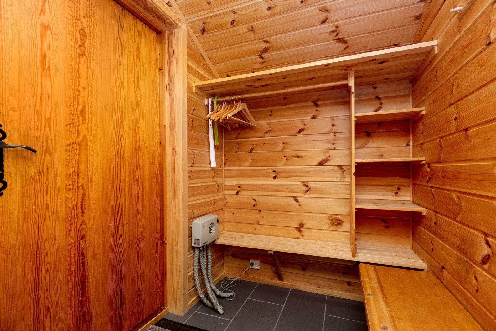 Entré med plassbygd hyller samt oppheng for yttertøy og benk, varmekabler i gulv Galleribilde
