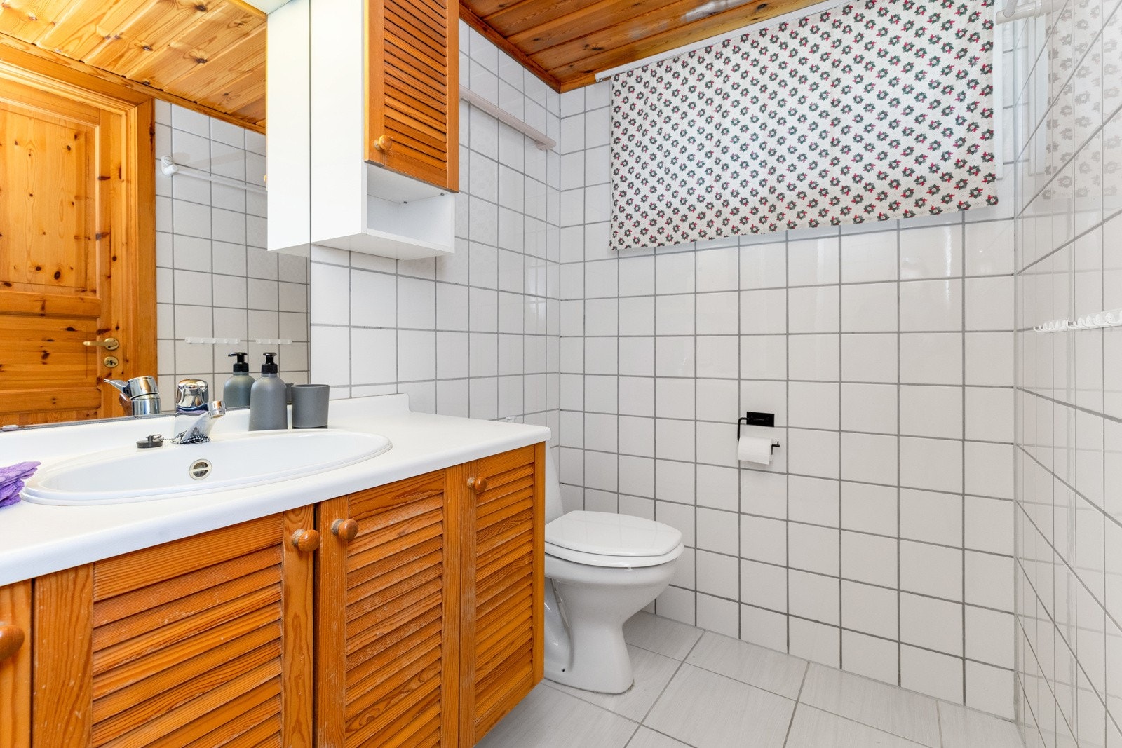 Innredning med nedfelt servant i benk. Godt med skapplass Galleribilde