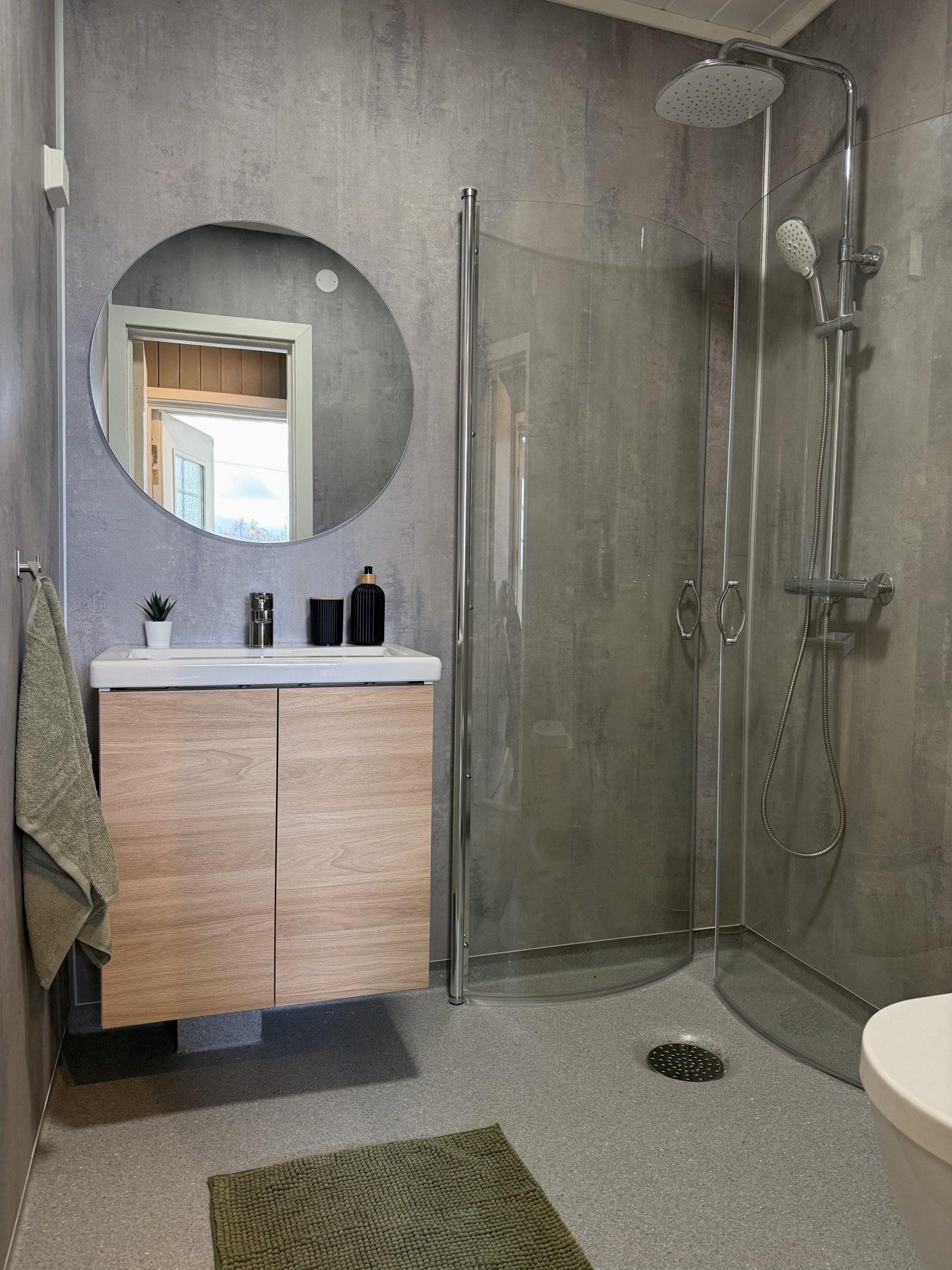 Nyoppusset bad med varmekabler i gulvet. Galleribilde