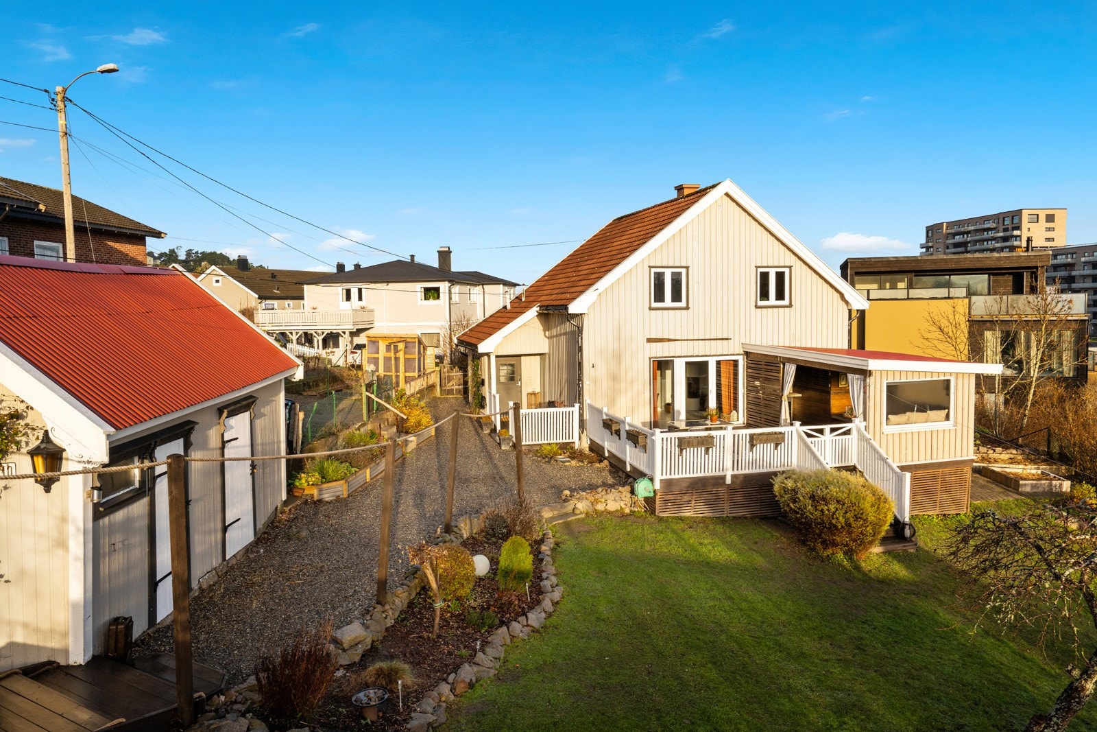 Velkommen til Ruuds vei 10! Hele eiendommen er inngjerdet, som gir et avgrenset og skjermet uteområde. Galleribilde