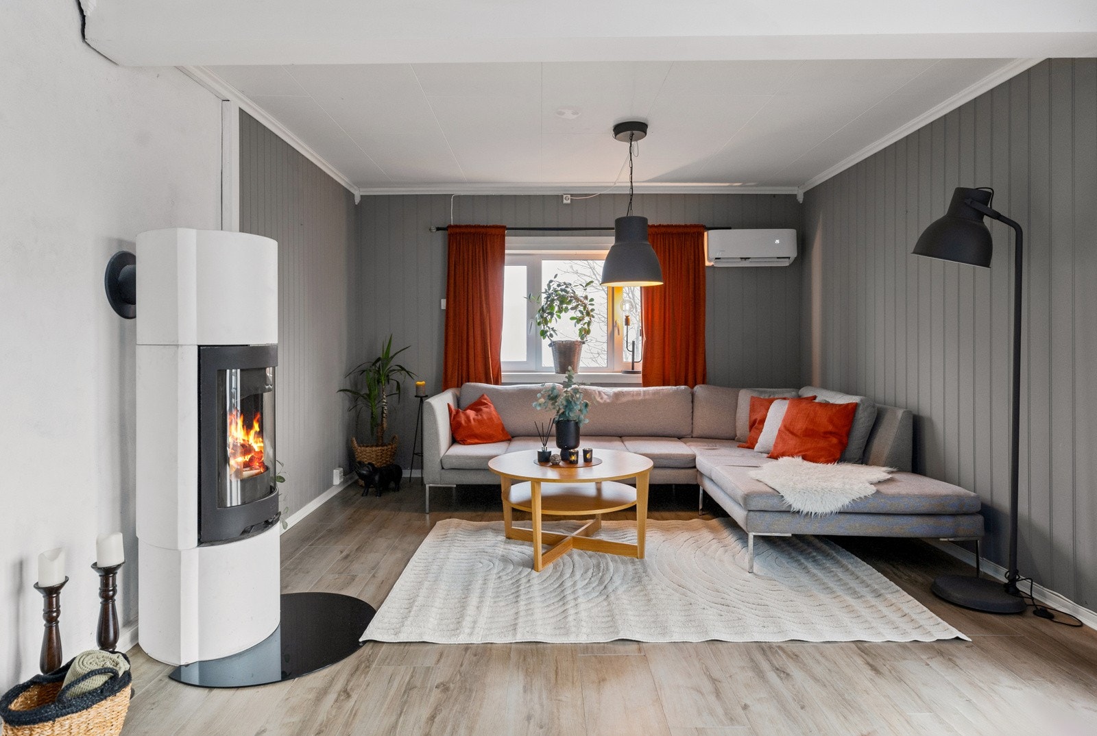 Romslig stue med god plass til salong og spisegruppe. Galleribilde