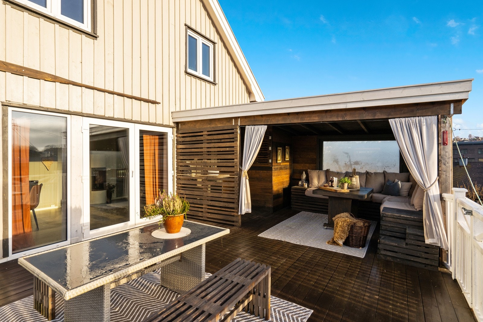 Noe av terrassen er overbygget, perfekt for norske sommerkvelder. Galleribilde