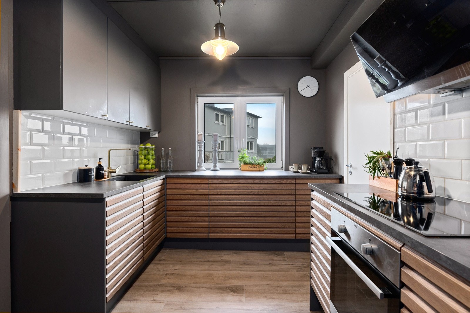 Kjøkkeninnredning fra Aubo med profilerte fronter og laminat benkeplate. Galleribilde