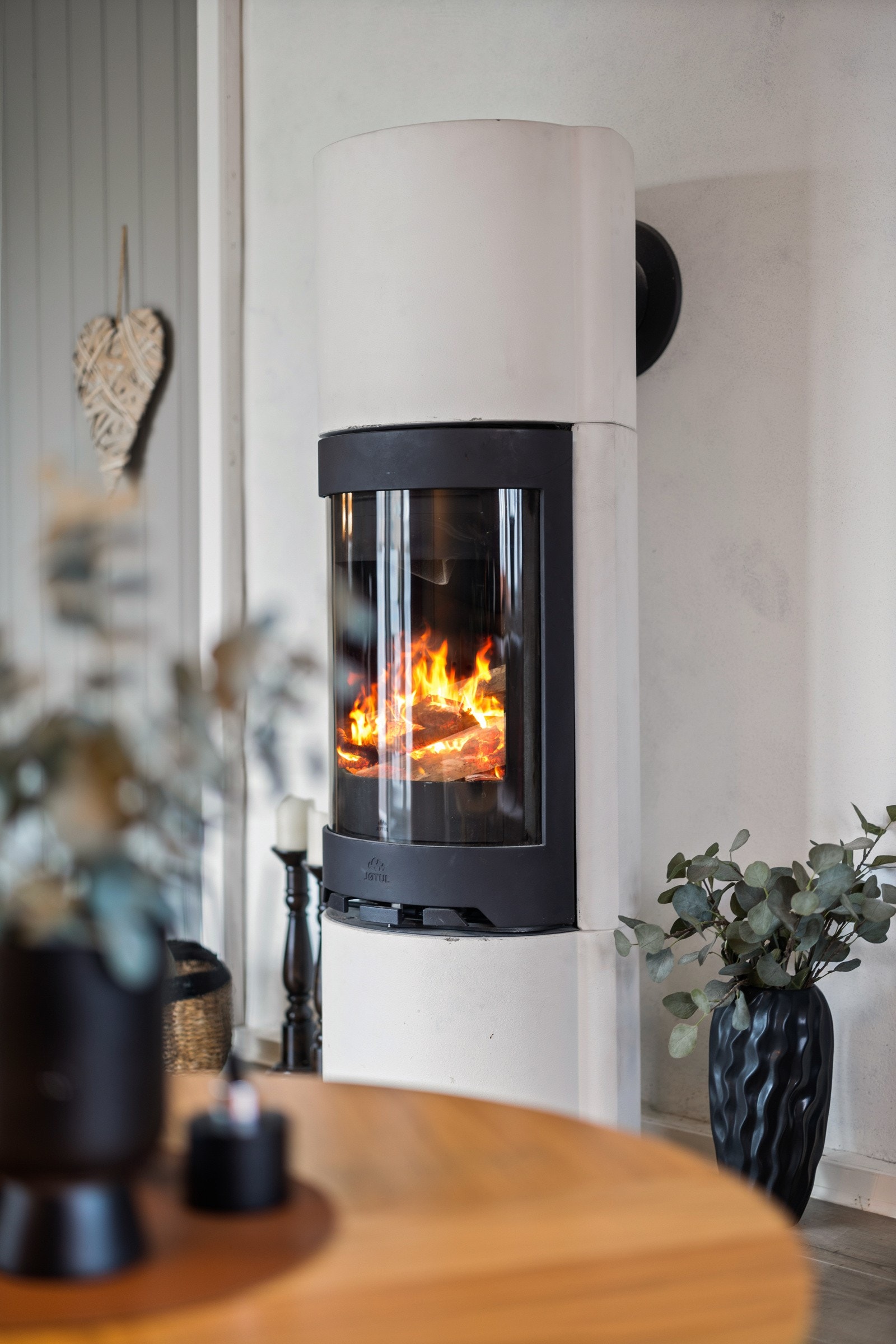 Boligen varmes opp med varmekabel (bad), vedovn og varmepumpe. Galleribilde