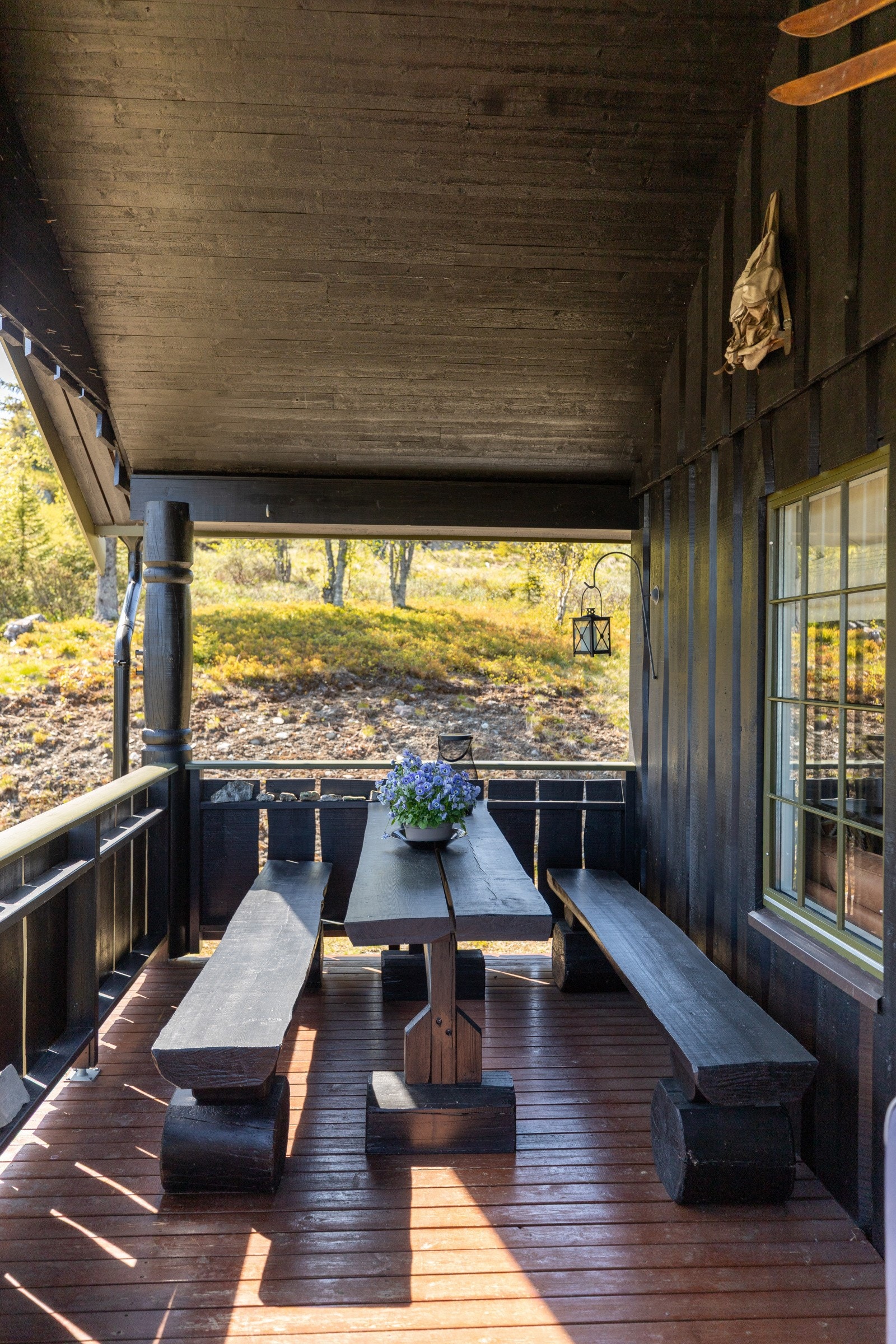 Terrassen har tilknytning til inngangspartiet og trapp ned til terreng. Galleribilde