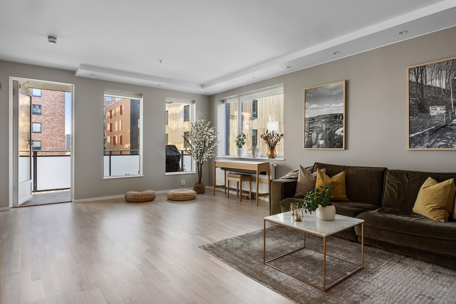 Leiligheten har gode lysforhold fra tre sider og luftig planløsning. Galleribilde