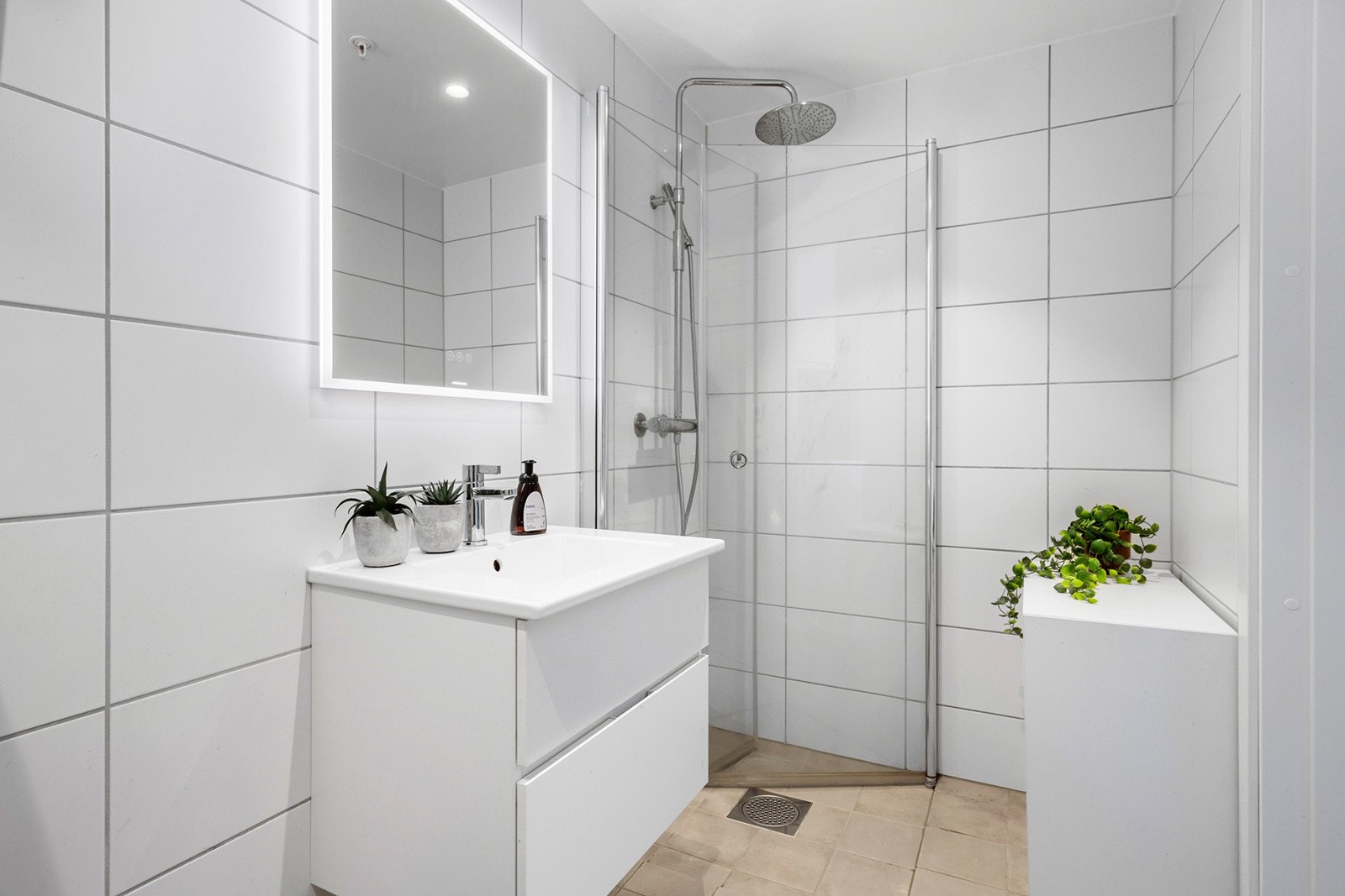 Bad/wc/vaskerom i hybel med vannbåren gulvvarme. Galleribilde