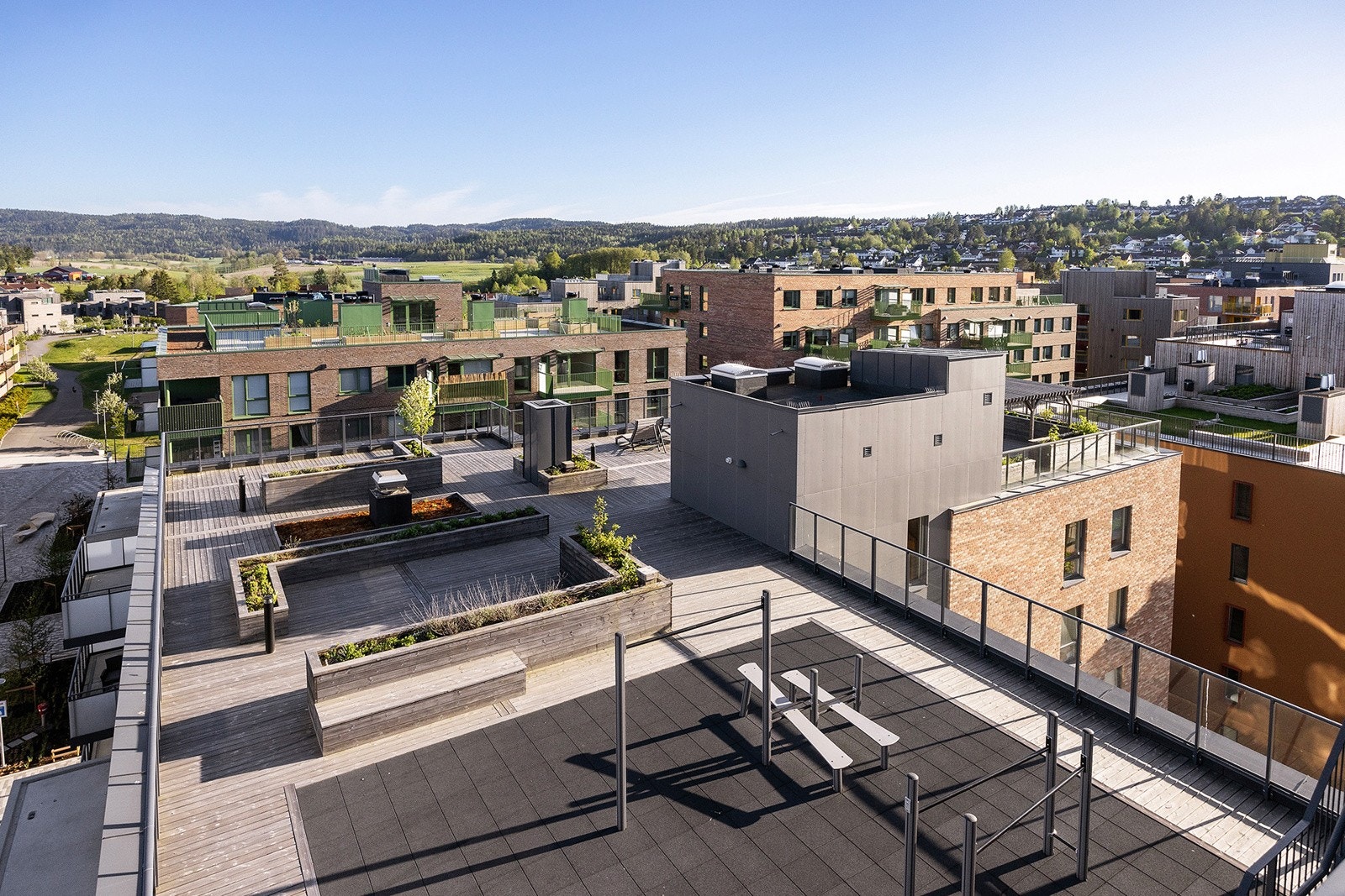 - Det er to felles takterrasser i sameiet med treningsapparater og hengekøyestativer. Galleribilde