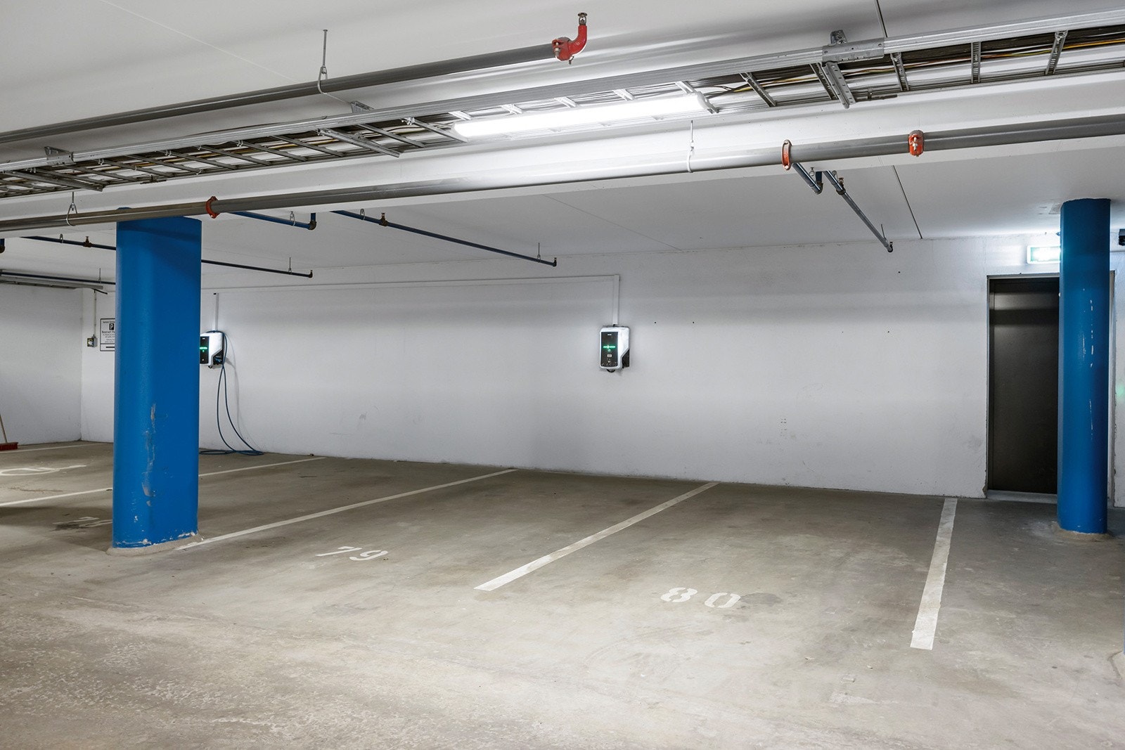 Med seksjonen følger garasjeplass nr. 79 med ladestasjon for el-bil. Mulighet for kjøp av garasjeplass nr. 80. Galleribilde