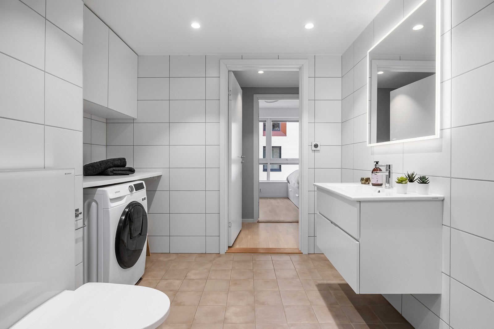 Lekkert flislagt bad/wc/vaskerom med vannbåren gulvvarme. Galleribilde