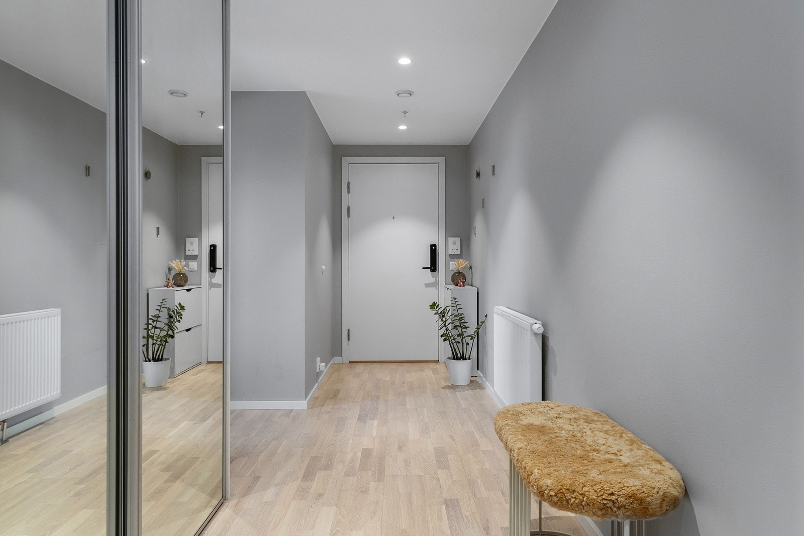 Entré med skyvedørsgarderobe. Galleribilde