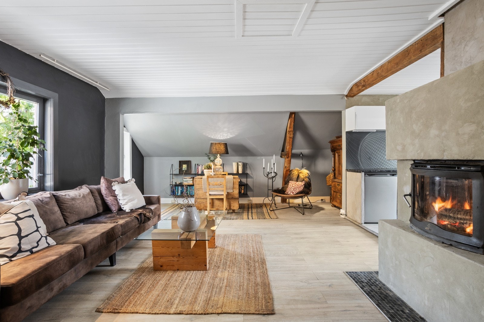 Leiligheten byr på unike detaljer, blant annet originalt tømmer og murvegg på kjøkkenet. Galleribilde