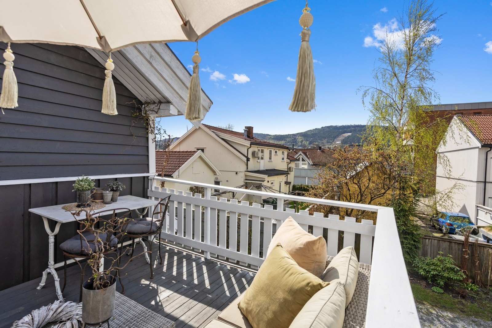 Flott vestvendt balkong med utsikt mot skibakken og Drammensmarken. Galleribilde