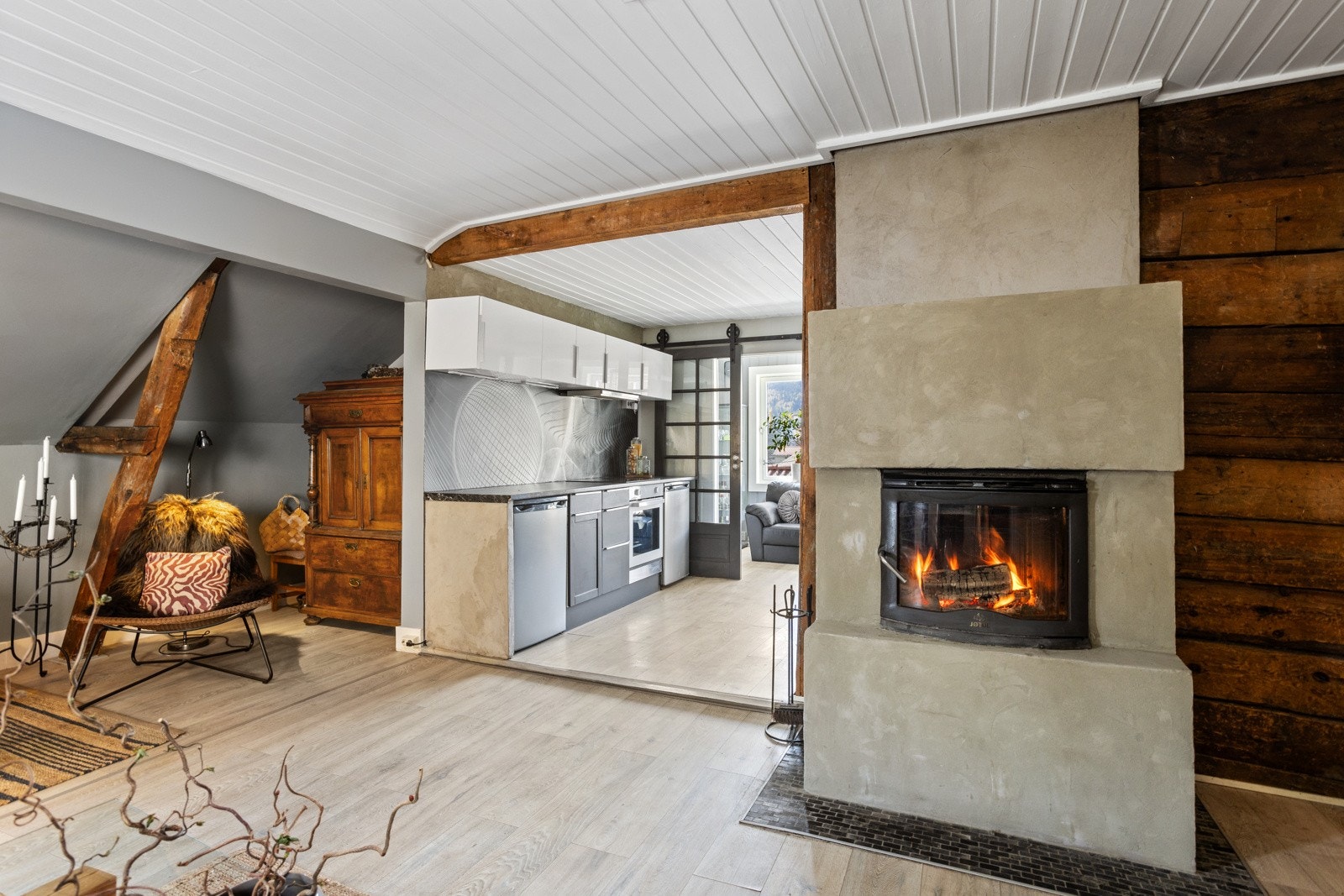 Åpen stue kjøkken løsning, og hyggelig peis i stue. Galleribilde