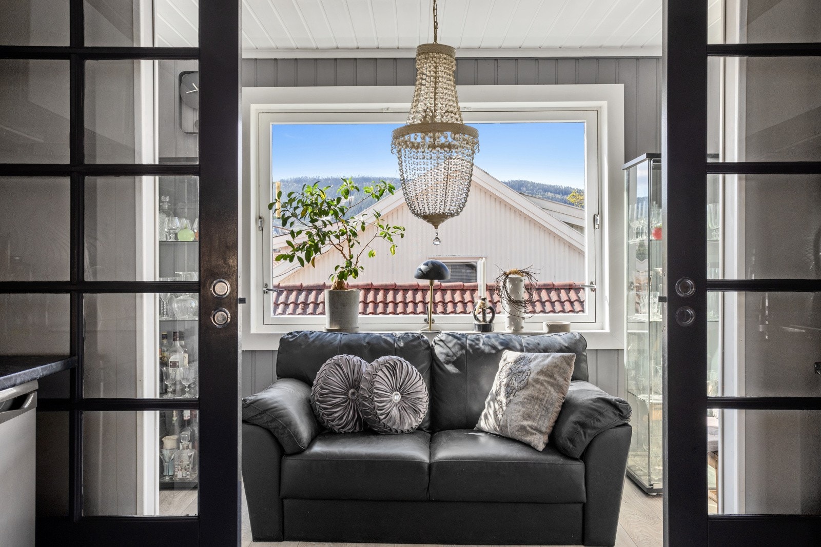 Mellom kjøkken og alkove er det skyvedører med glass. Galleribilde