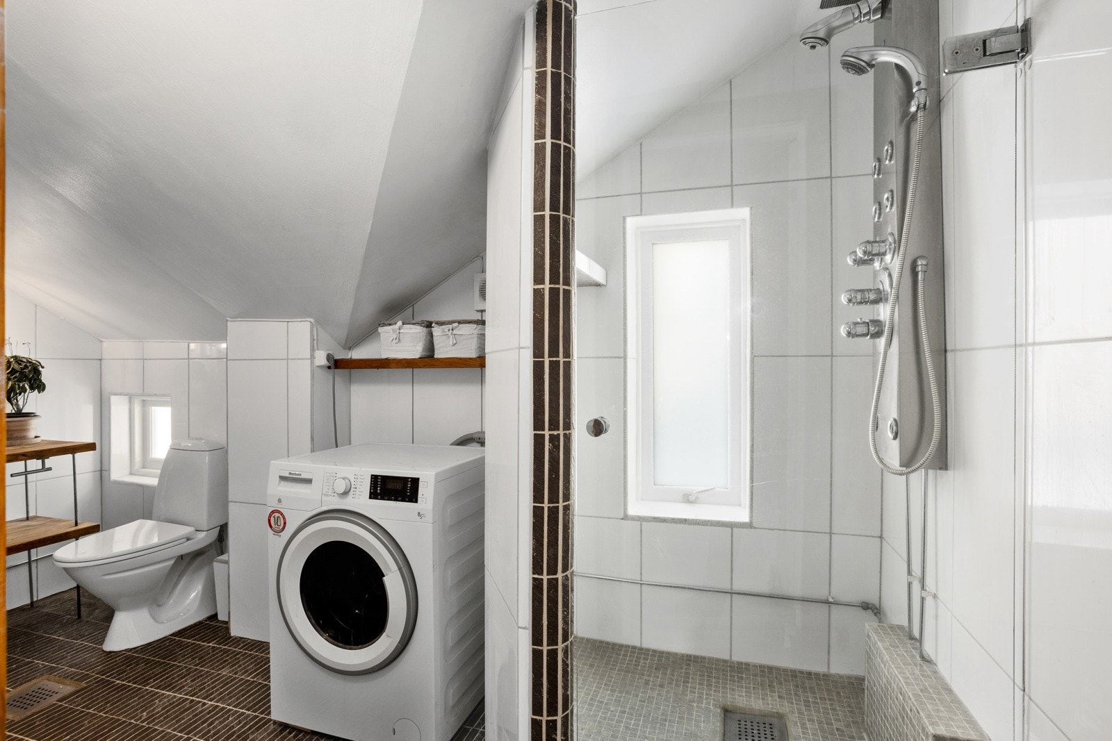 Flislagt bad med dusjnisje. Galleribilde