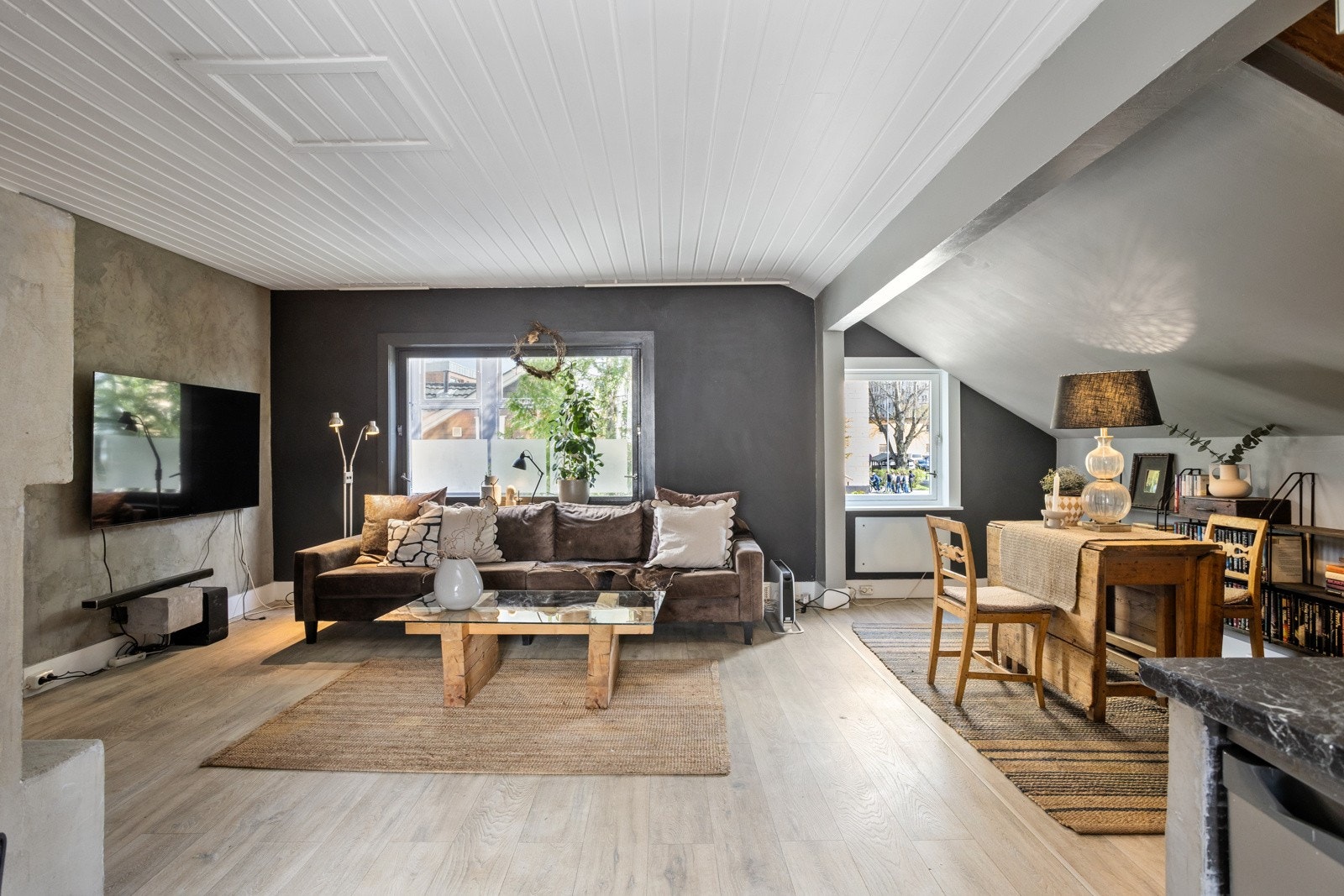 I stuen er det plass til både sofa og spisebord. Galleribilde