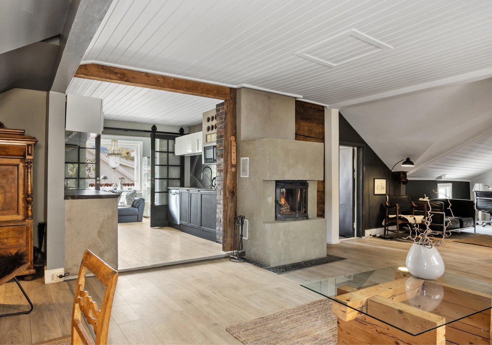 Leiligheten ligger i andre etasje av tremannsbolig. Leiligheten har parkering i carport, og en vestvendt balkong. Galleribilde