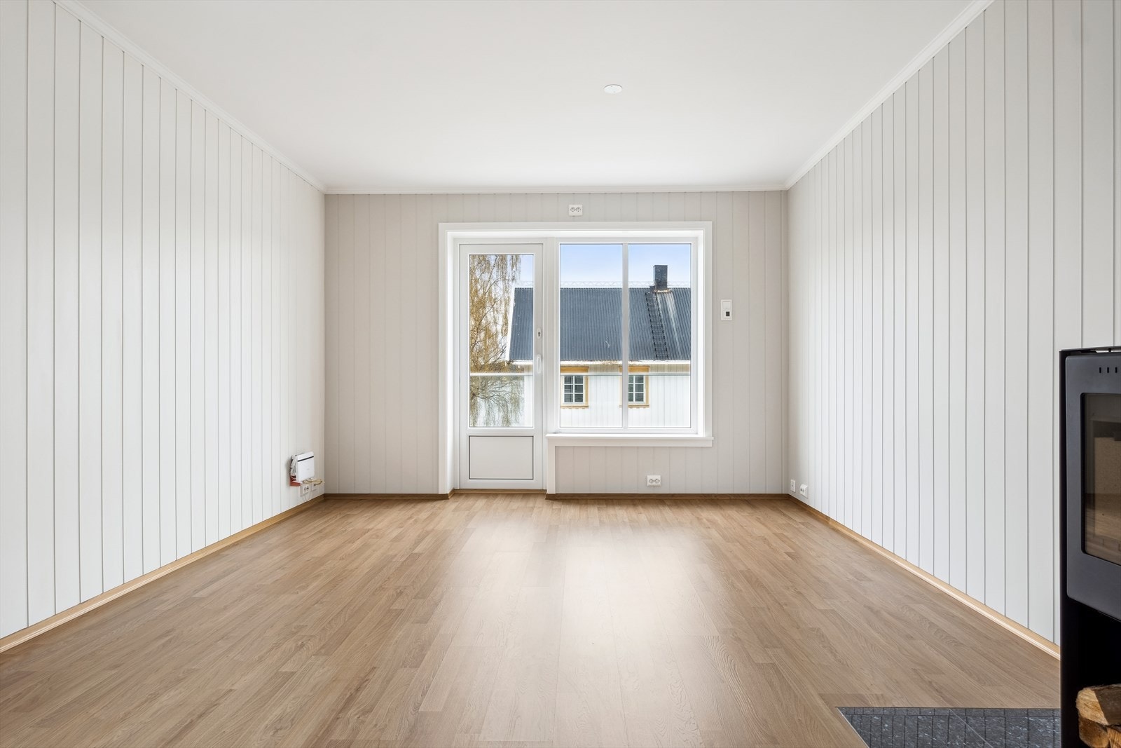 Leiligheten har både vedovn og varmepumpe som sørger for et behagelig inneklima Galleribilde