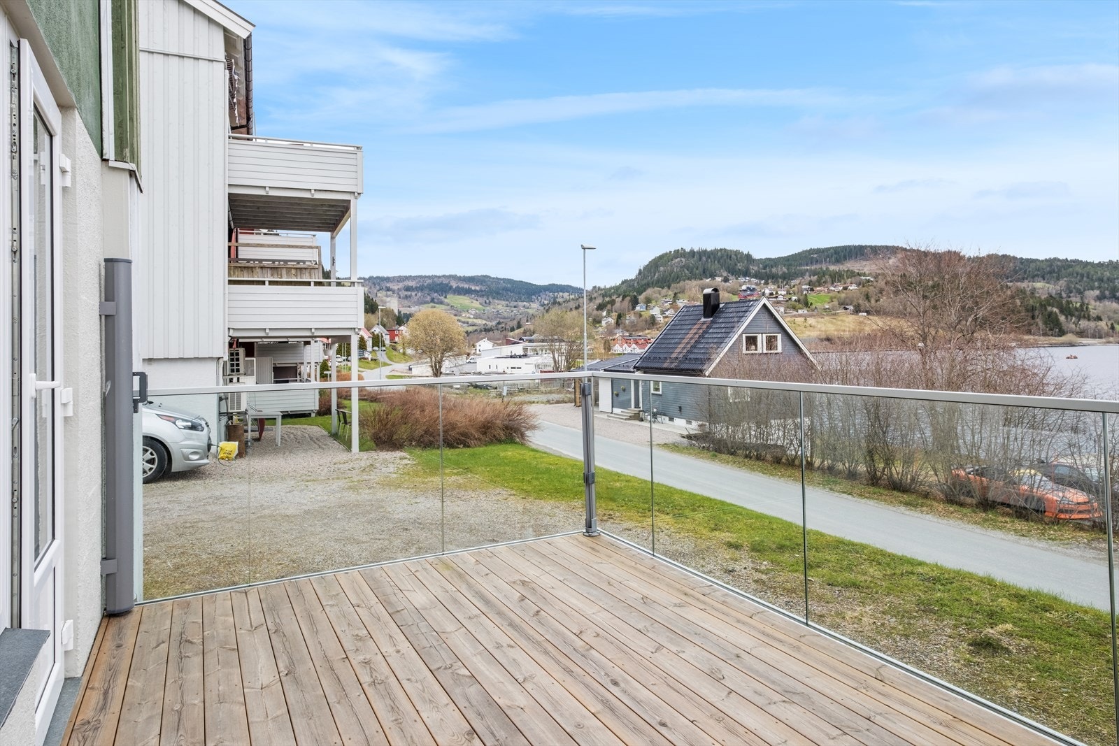 Leiligheten har nybygd terrasse med glassrekkverk Galleribilde