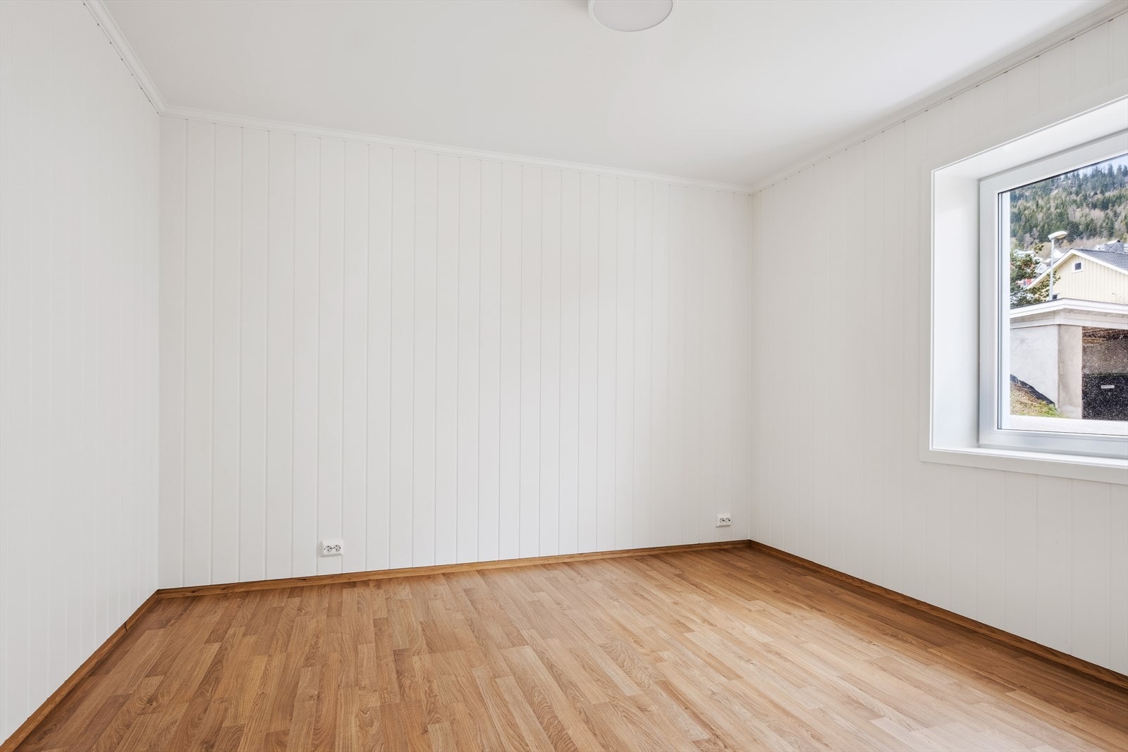 Romslig hovedsoverom med god plass til dobbeltseng Galleribilde