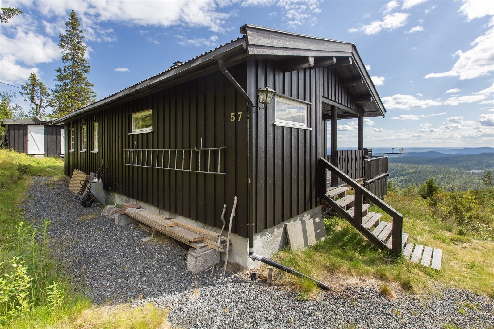 Fra hyttas vindfang er det utgang til overbygd inngangsparti og terrasse. Galleribilde