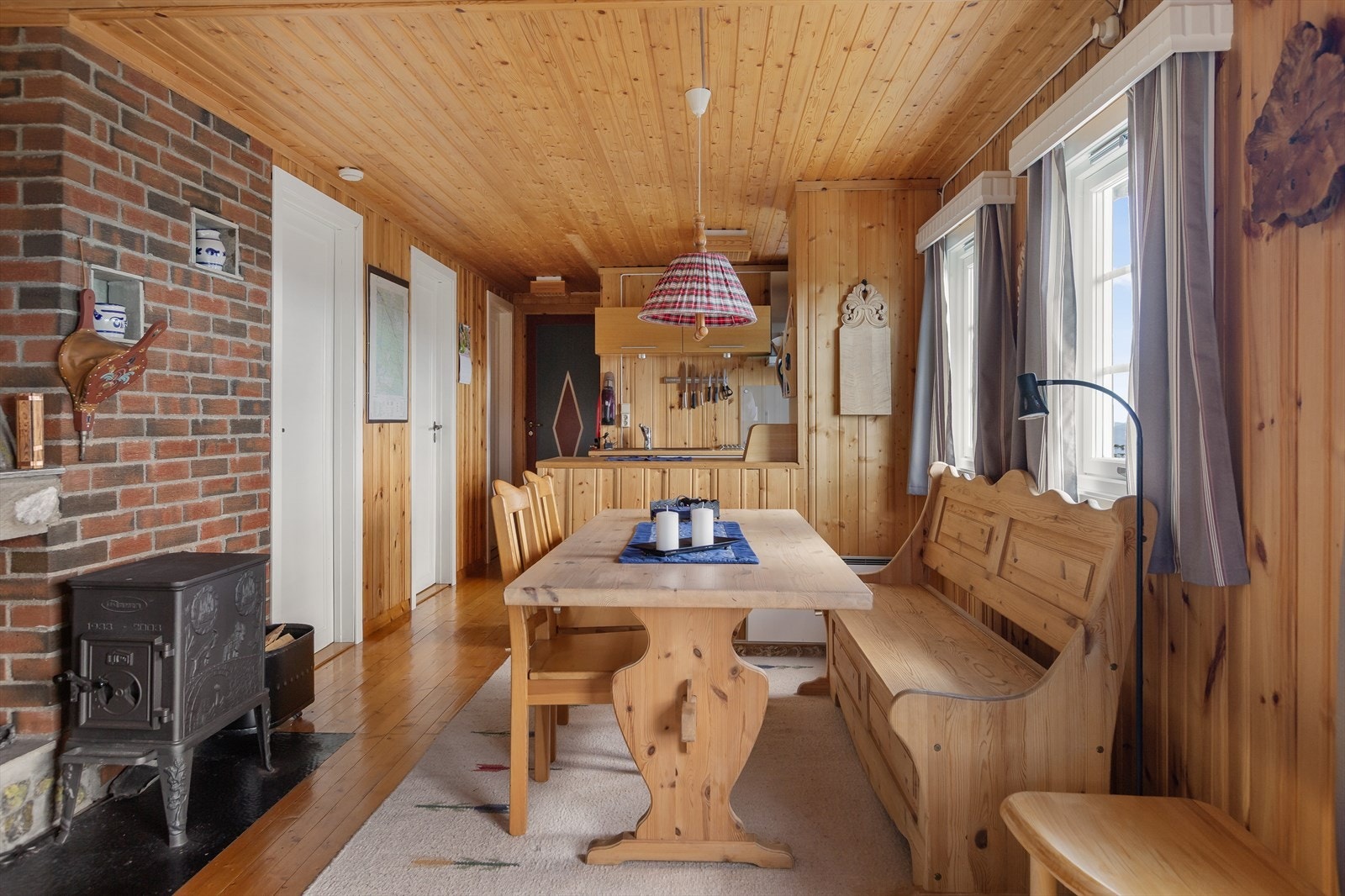 Hytta er ekstra luftig og sosial med åpen løsning mellom stue og kjøkken. Galleribilde