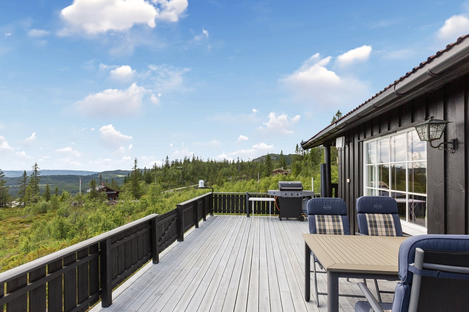 Her kan barna leke trygt på store friområder, og turer, uansett årstid, kan starte rett utenfor hytta. Galleribilde