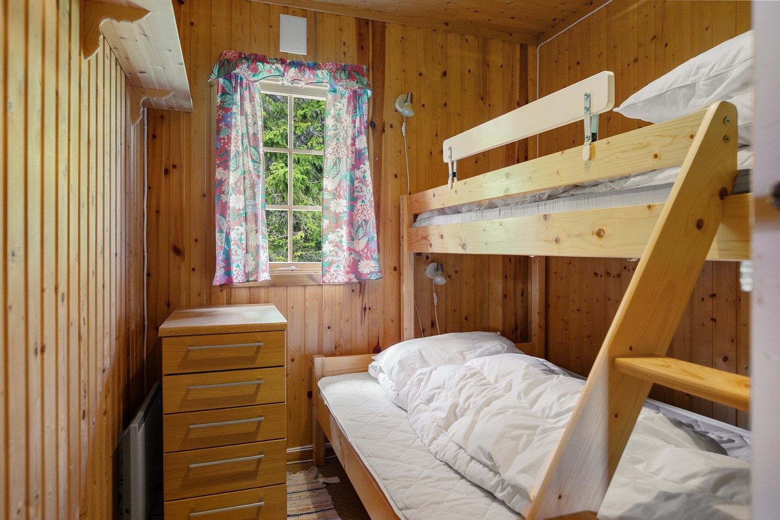 Det tredje soverommet har familiekøye. På samtlige soverom er det skapplass. Galleribilde