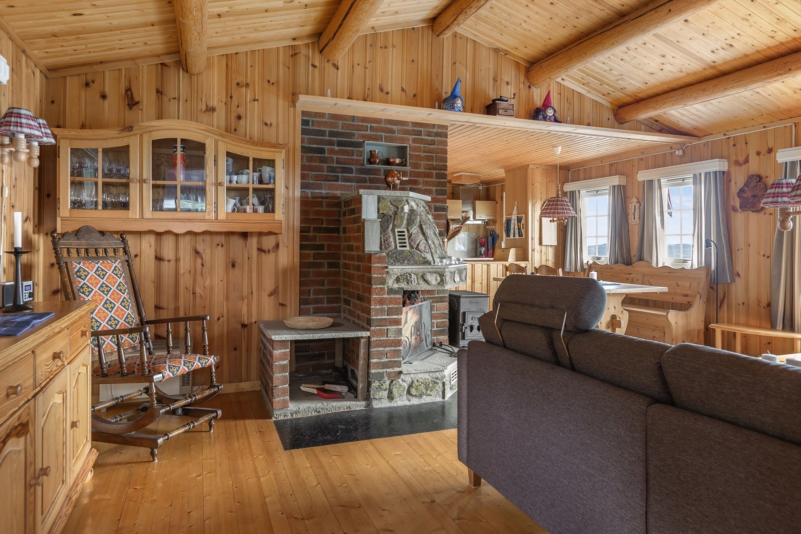 I stua er det mønet himling med tømmeråser. Galleribilde