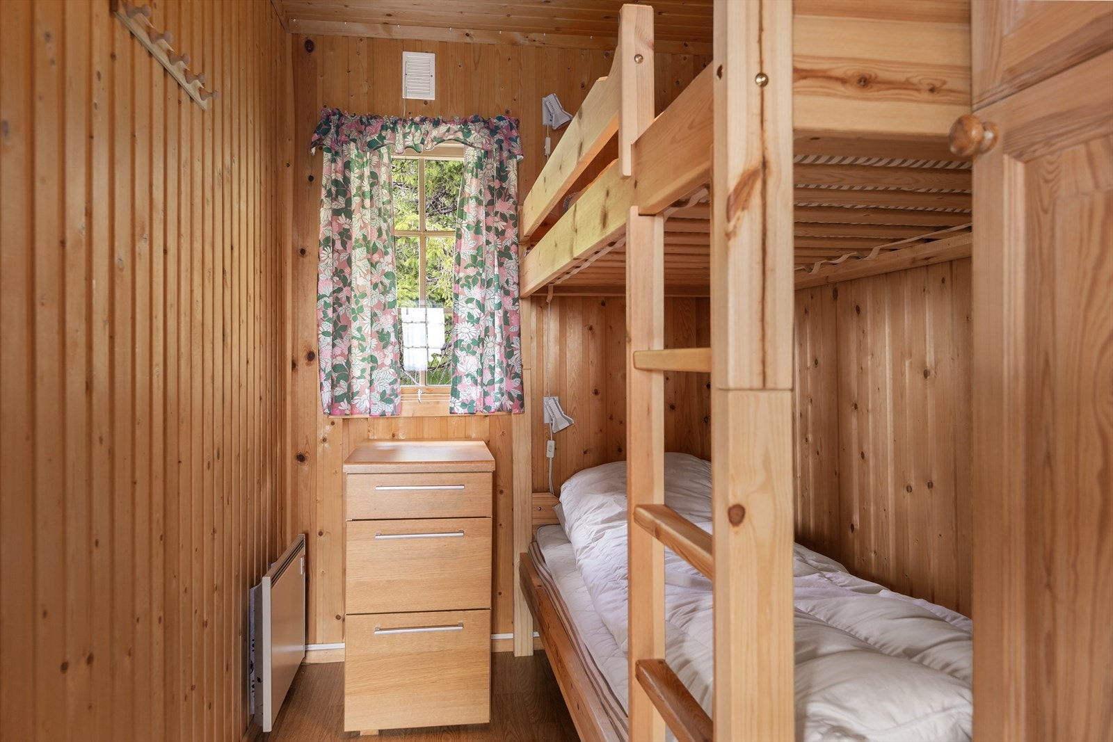 På ett soverom er det vanlig køyeseng. Galleribilde