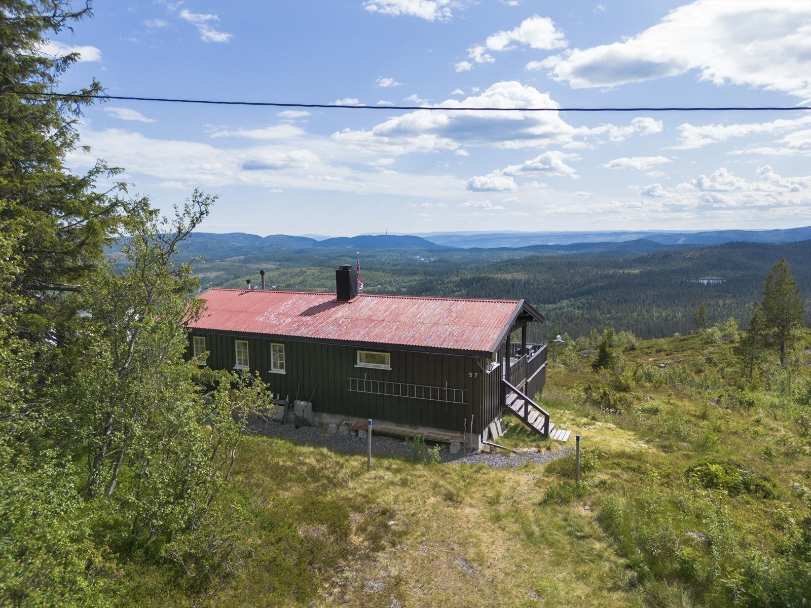 Her er det åpent og fritt, med meget gode solforhold og nydelig utsikt utover store områder med bla. Tonsåsen og Bagn. Galleribilde