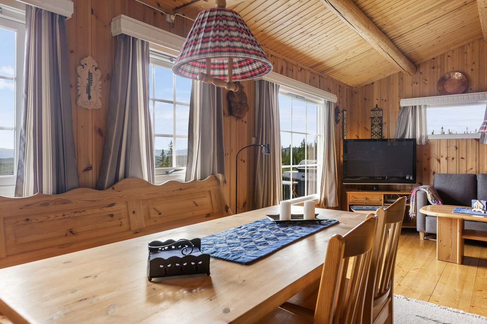 Her er det godt med vinduer som slipper lyset og naturen inn i rommet. Galleribilde