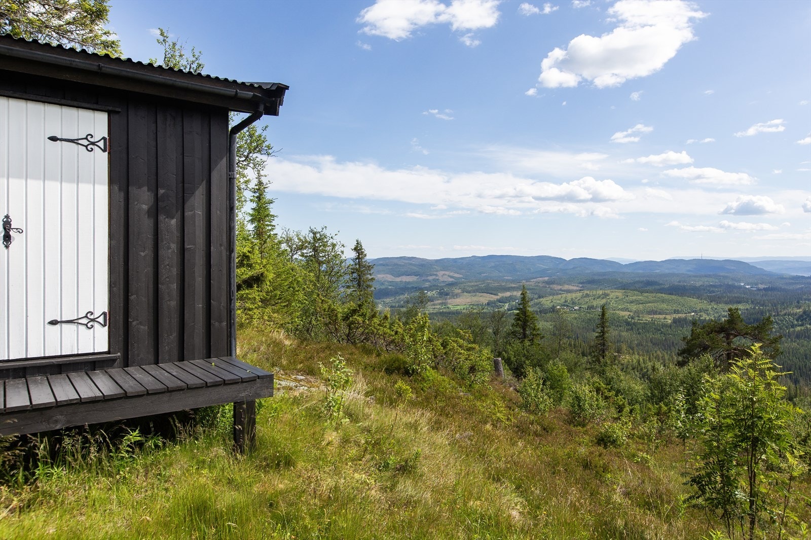 Med gode solforhold og nydelig utsikt er det bare å senke skuldrene og nyte gode dager på hytta her i Fjellsbygda! Galleribilde